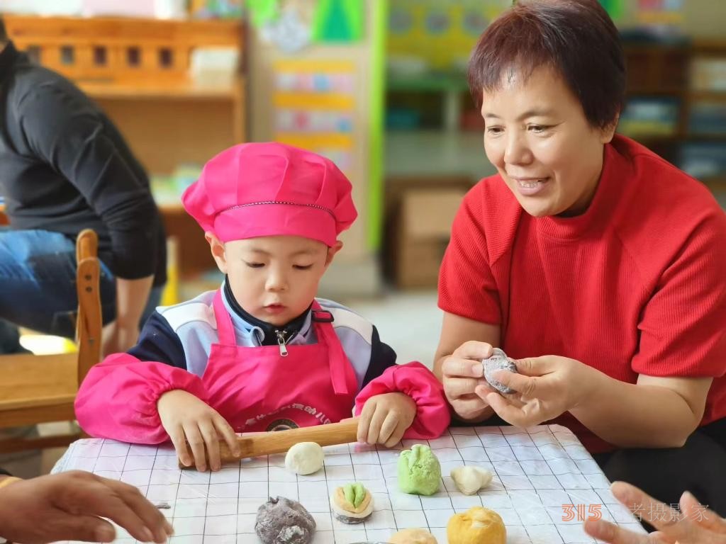 新華視點·關(guān)注重陽節(jié)丨“老幼共托”新模式漸興，前路幾何,？