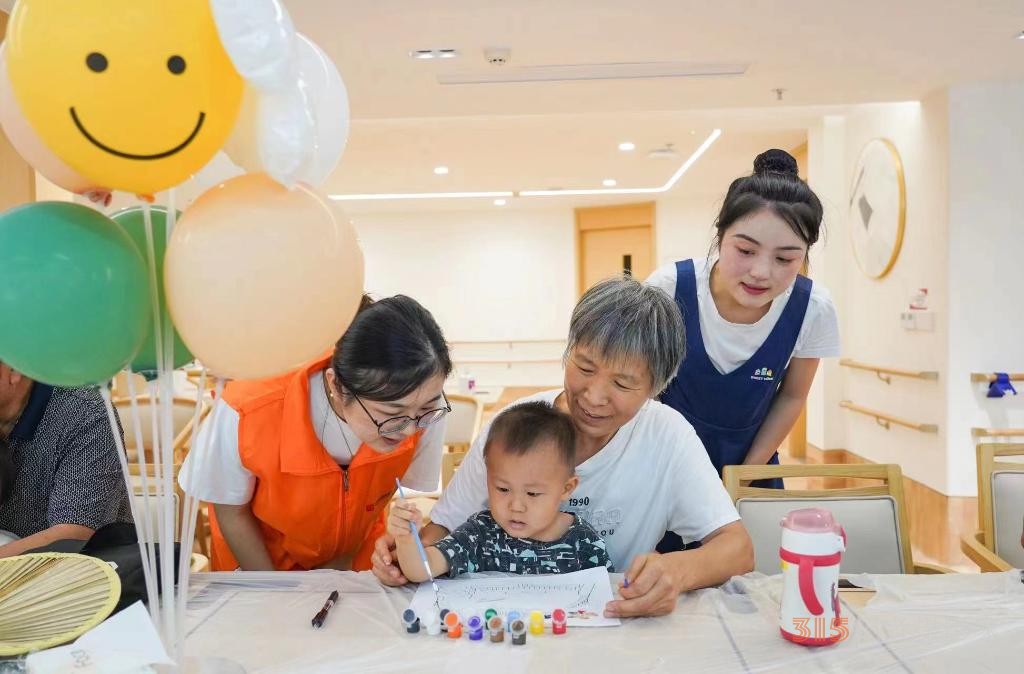 新華視點·關(guān)注重陽節(jié)丨“老幼共托”新模式漸興,，前路幾何？