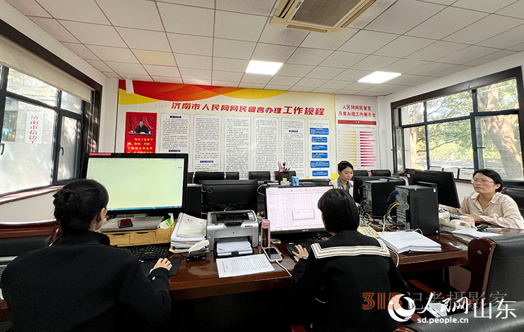 濟(jì)南市人民網(wǎng)留言辦理中心工作人員在辦理,。人民網(wǎng)記者 劉祺攝