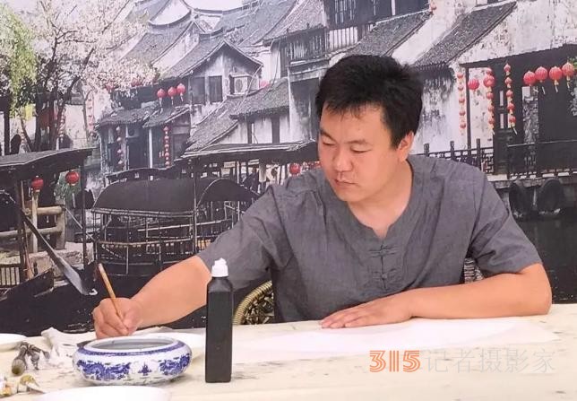 小寫意見大真章,，輕著色顯深底蘊——訪青年書畫家左衛(wèi)