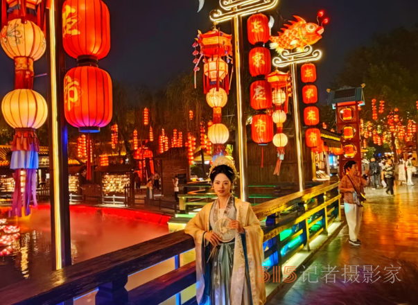 虹橋星瀑映汴梁，清明上河園夜場“燃爆”宋韻長卷