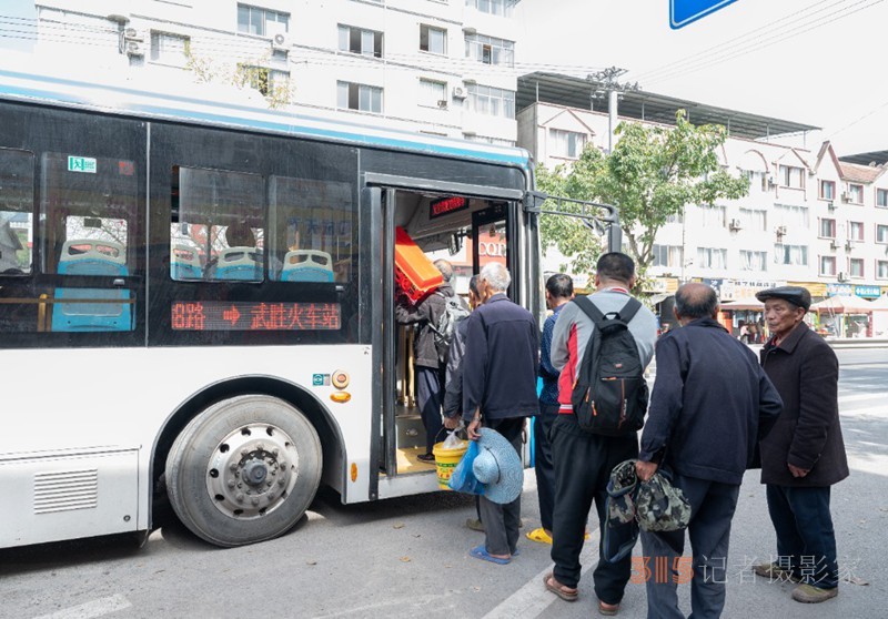 2025年4月17日，合川區(qū)三廟鎮(zhèn),，乘客們正在排隊搭乘川渝8路省際公交,。記者羅斌 攝/視覺重慶