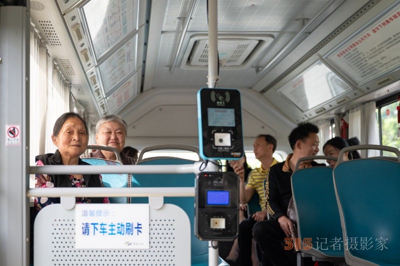 2025年4月17日，川渝8路省際公交,，乘客們流露出開心的笑容,。記者羅斌 攝/視覺重慶