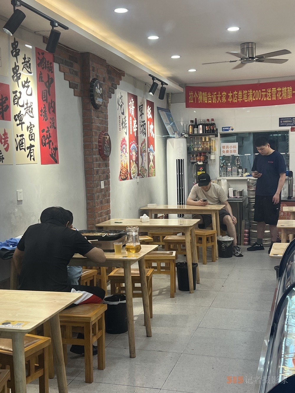 一家店面,，兩班人馬：上海社區(qū)里的“拼店”生存術(shù)