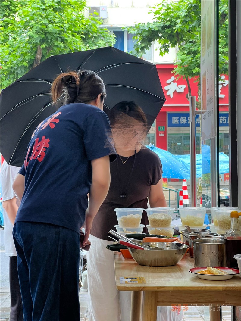 一家店面,，兩班人馬：上海社區(qū)里的“拼店”生存術(shù)