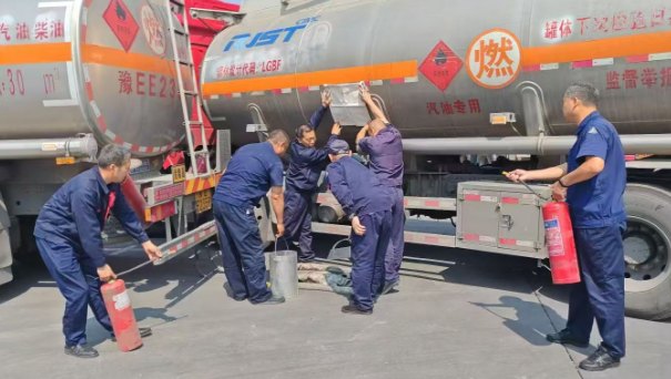中石化安陽分公司物流組織承運商油罐車碰撞罐體破裂跑油起火應急演練