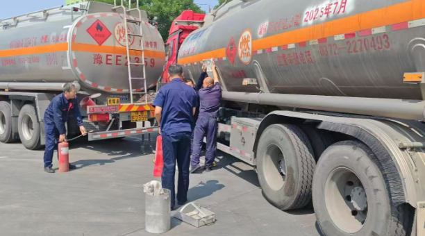 中石化安陽分公司物流組織承運商油罐車碰撞罐體破裂跑油起火應急演練
