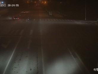 河北大廠：一奔馳車紅綠燈超速致兩名高中生殞命