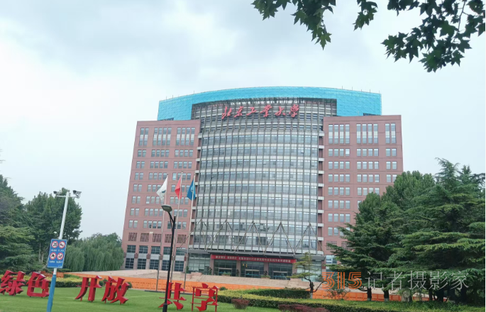光影鑄魂,，筆耕不輟 —— 王飛